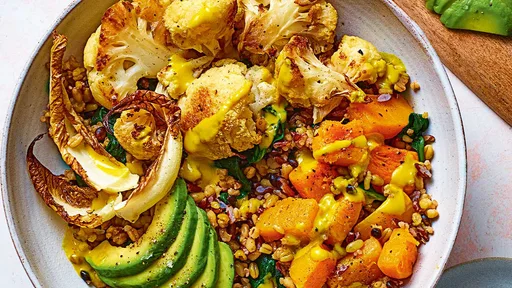 Bol de cereales con tahini dorado