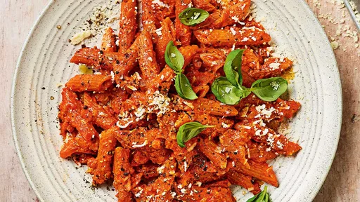 Penne a la vodka con queso cottage