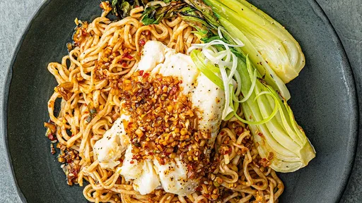 Bacalao asado con salsa chisporroteante de jengibre y guindilla