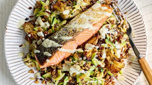 Salmón con cereales y alcachofas crujientes