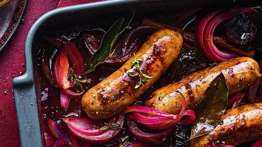 Bandeja al horno de salchicha, canela y ciruelas pasas