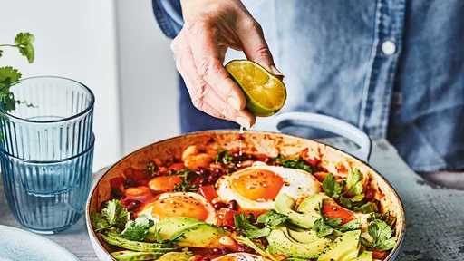 Huevos al horno con judías ahumadas y verduras de hoja verde