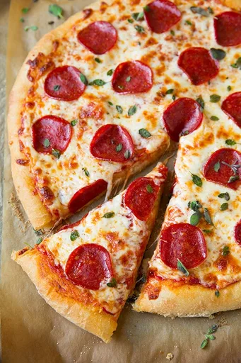 Pizza de pepperoni con masa y salsa caseras