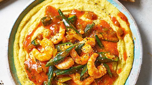 Langostinos picantes con polenta de maíz asado