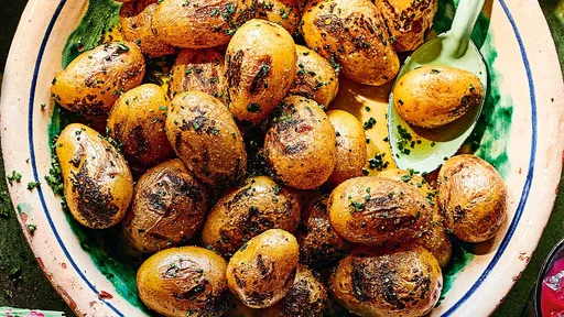 Patatas nuevas a la barbacoa con mantequilla tostada y sal de apio