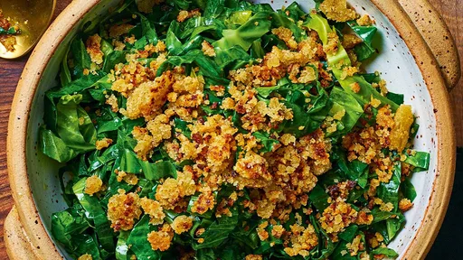 Verduras salteadas con migas doradas de anchoa
