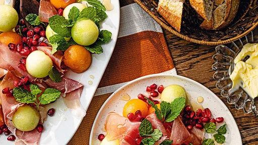 melón curado en ginebra con jamón de Parma, menta y granada
