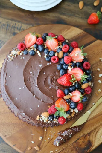Tarta de frutas con brownie de chocolate salado de 4 ingredientes