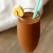 Helado de plátano, chocolate y cacahuete en batidora