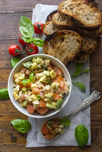 Bruschetta Fácil de Tomate, Aguacate y Feta