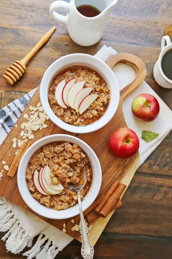 Gachas de avena con manzana y canela a la cazuela