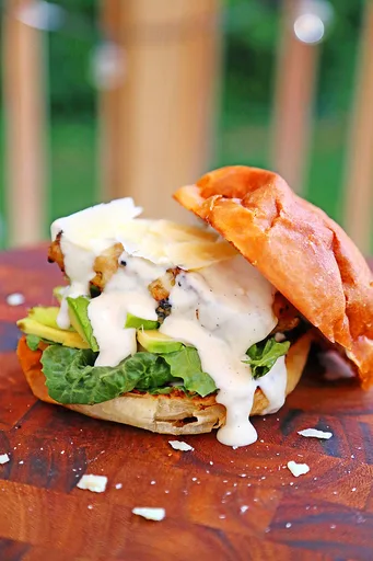 Sándwich de ensalada César con pollo a la parrilla y aguacate