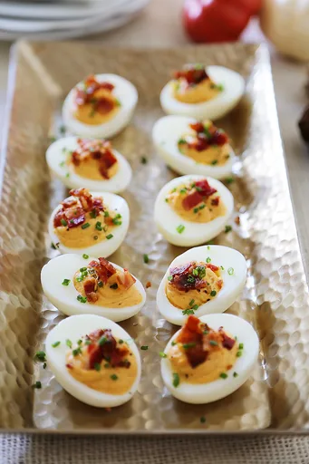 Huevos rellenos de bacón, cebollino y crema agria