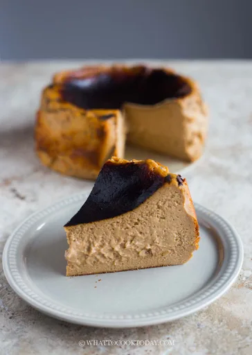 Tarta de queso vasca quemada de plátano y moca