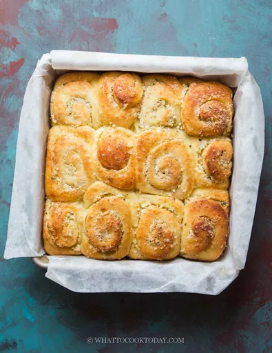 Soft Buttery Garlic Bread Rolls