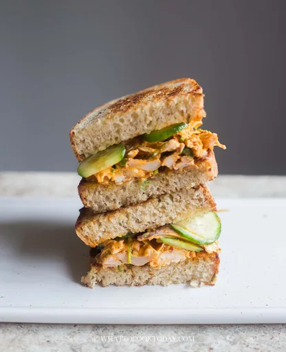 Sándwich de ensalada de pollo con aceite picante crujiente