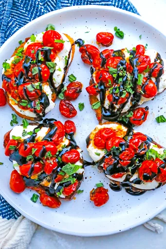 Tostada de requesón montado caprese