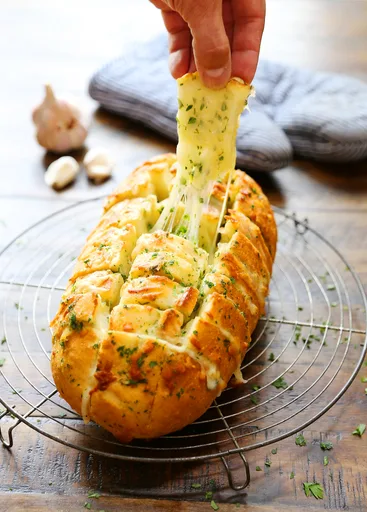 Cheesy Pull-Apart Garlic Bread