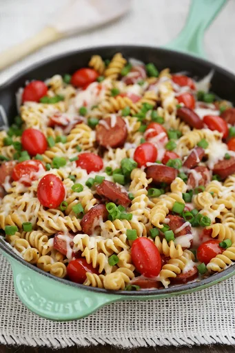 Sartén de pasta con tomate, salchicha y queso
