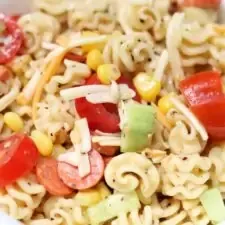 Ensalada de pasta italiana con pepperoni