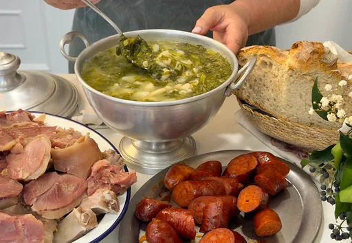 Cómo hacer caldo gallego de nabizas o grelos fácil y tradicional