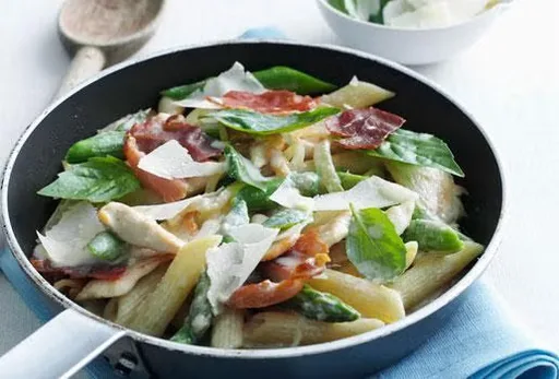 Creamy Chicken, Asparagus and Prosciutto Pasta