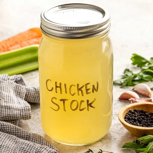 Caldo de pollo casero