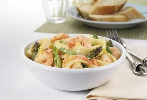 Langostinos al ajillo y espárragos con fettuccine