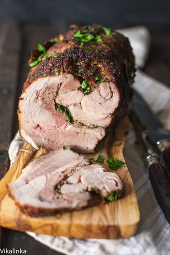 Asado de cerdo con especias aromáticas relleno de hierbas y ajo