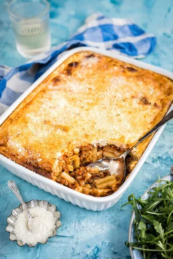 Pastitsio griego: gratinado de pasta y carne picada con salsa de queso