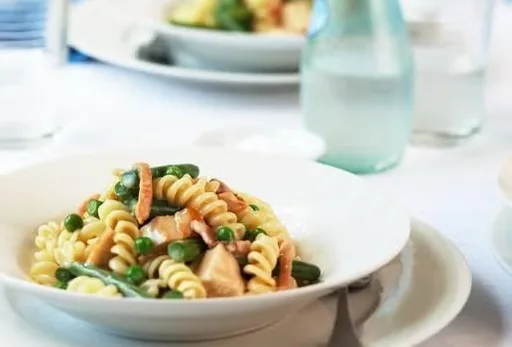Pasta con pollo ligera y cremosa