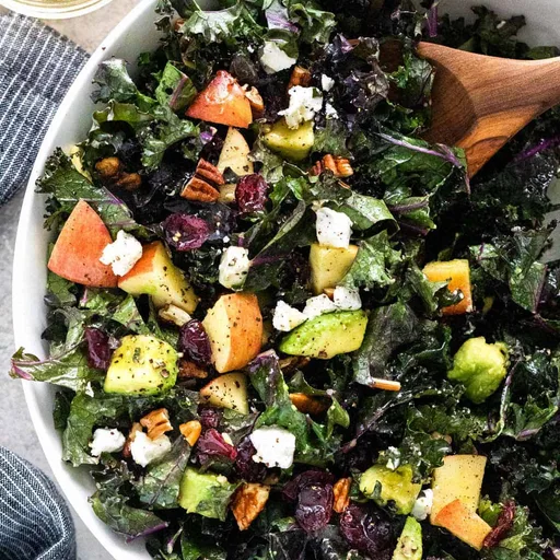 Ensalada de col rizada con vinagreta de sidra de manzana
