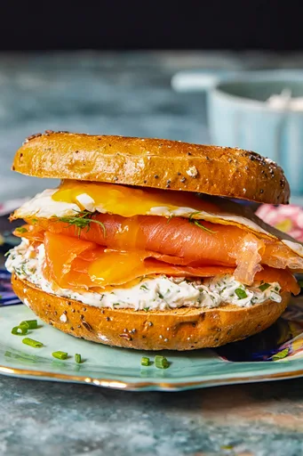 Sándwich de Bagel para Desayuno con Salmón Ahumado