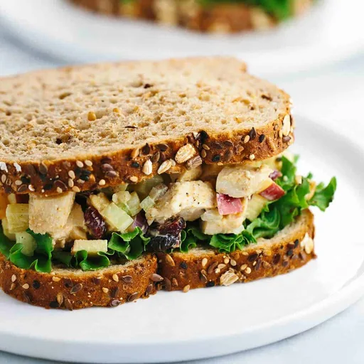 Sándwich de ensalada de pollo al curry