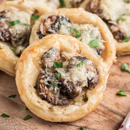 Aperitivos de hojaldre y champiñones