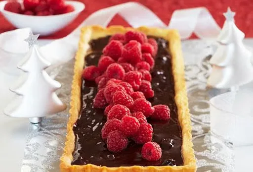Tarta rica de chocolate y picadillo de frutas