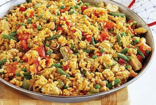 Paella de pollo al azafrán