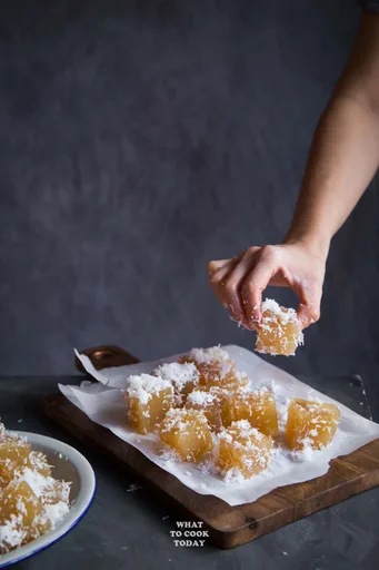 Ongol Ongol Hunkwe (Mung Bean Starch Cake with Grated Coconut)