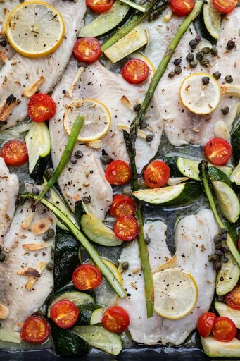 Tilapia al horno con calabacín y espárragos