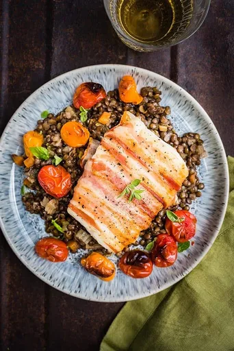 Bacalao Envuelto en Panceta con Tomates y Lentejas