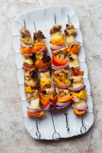 Brochetas de pollo al limón marinado