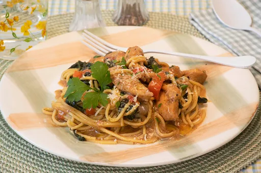 Pollo con espinacas y tallarines