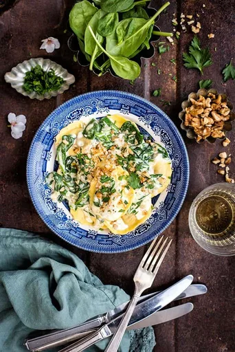 Salsa cremosa de queso y espinacas para raviolis