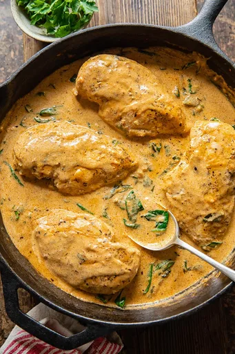 Pollo en salsa de tomates secos