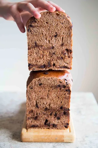 Pan de molde japonés de chocolate con masa madre