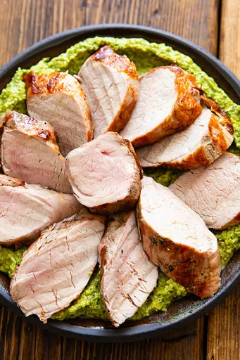 Solomillo de cerdo a la parrilla con salsa romesco verde