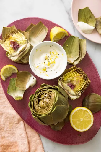 Alcachofas con salsa de yogur y limón