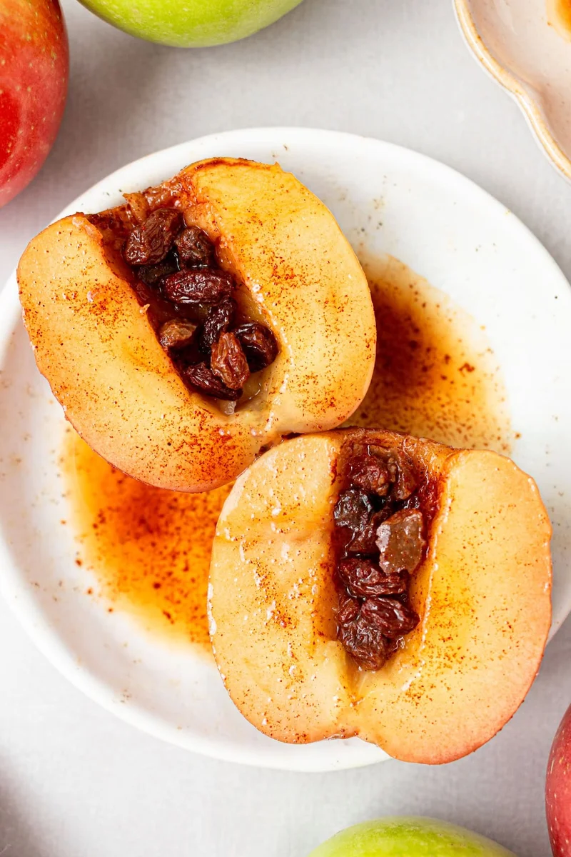 Baked Apples with Cinnamon and Raisins