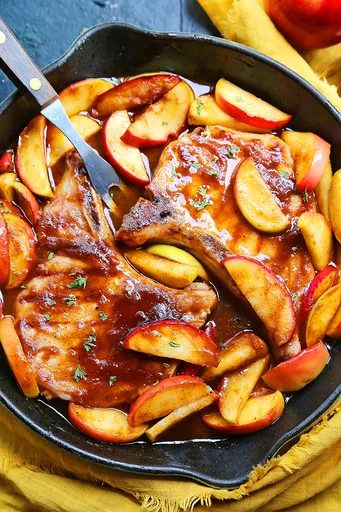 Chuletas de cerdo a la sartén con mermelada de manzana