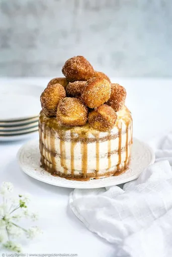 Tarta de azúcar y especias con cobertura de mascarpone y caramelo de canela
